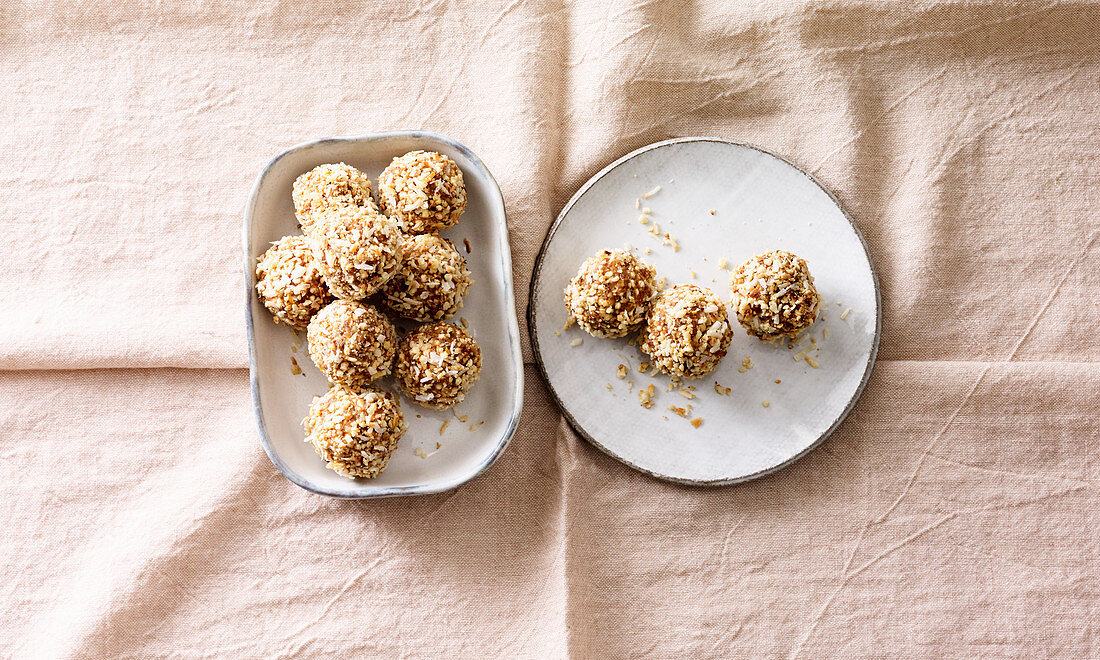 Energy bites with grated coconut