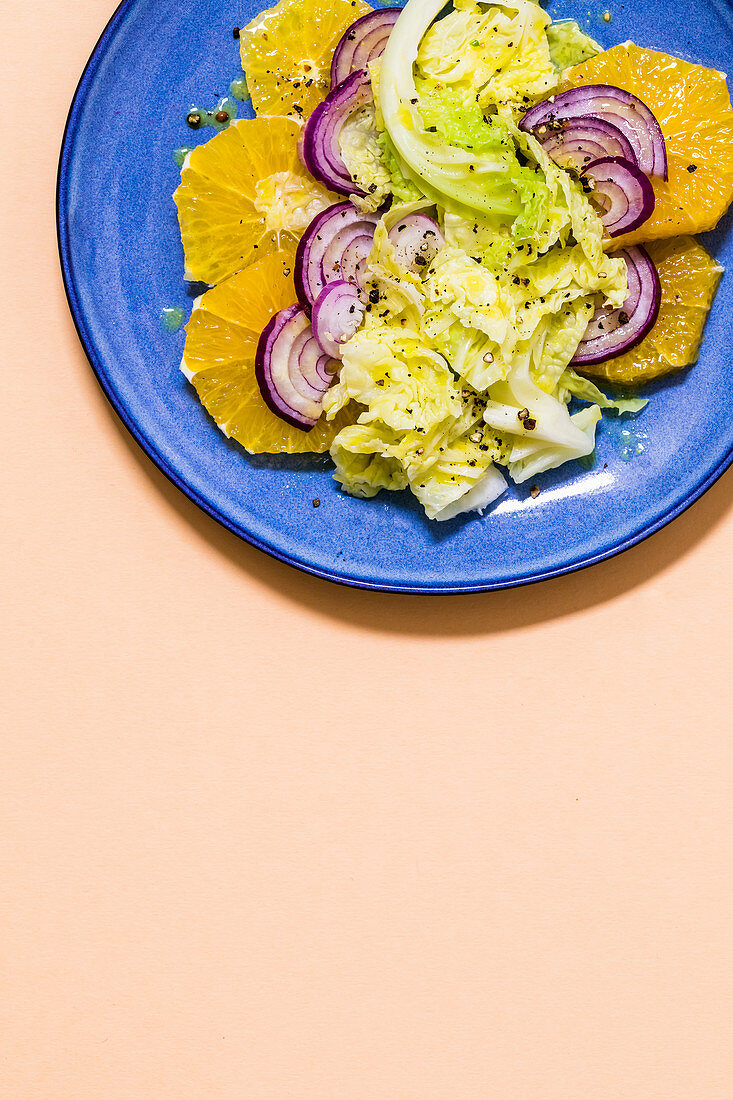 Wirsingsalat mit Orangen und roten Zwiebeln