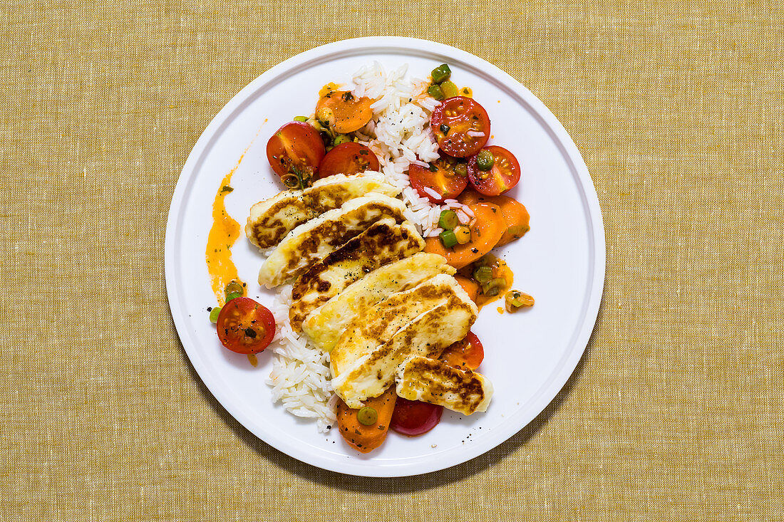 Fried halloumi with an oriental carrot medley and rice
