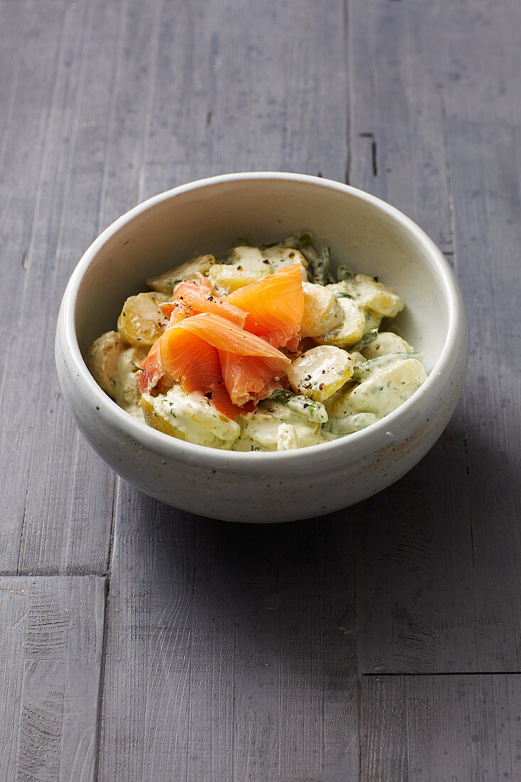 Kartoffelsalat mit Lachs und grünem Dressing