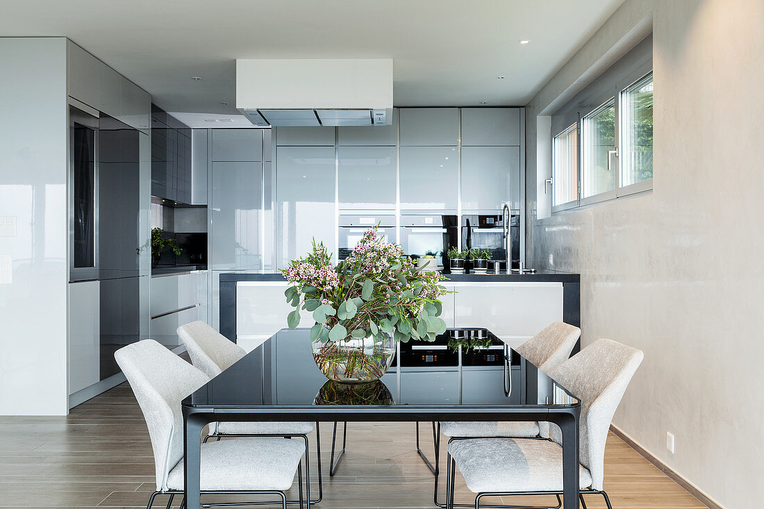 Minimalistische Wohnküche in Grau und Beige mit modernem Esstisch