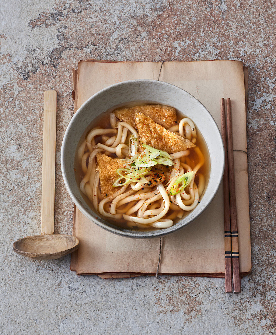 Japanische Dashibrühe mit Udon-Nudeln und frittiertem Tofu