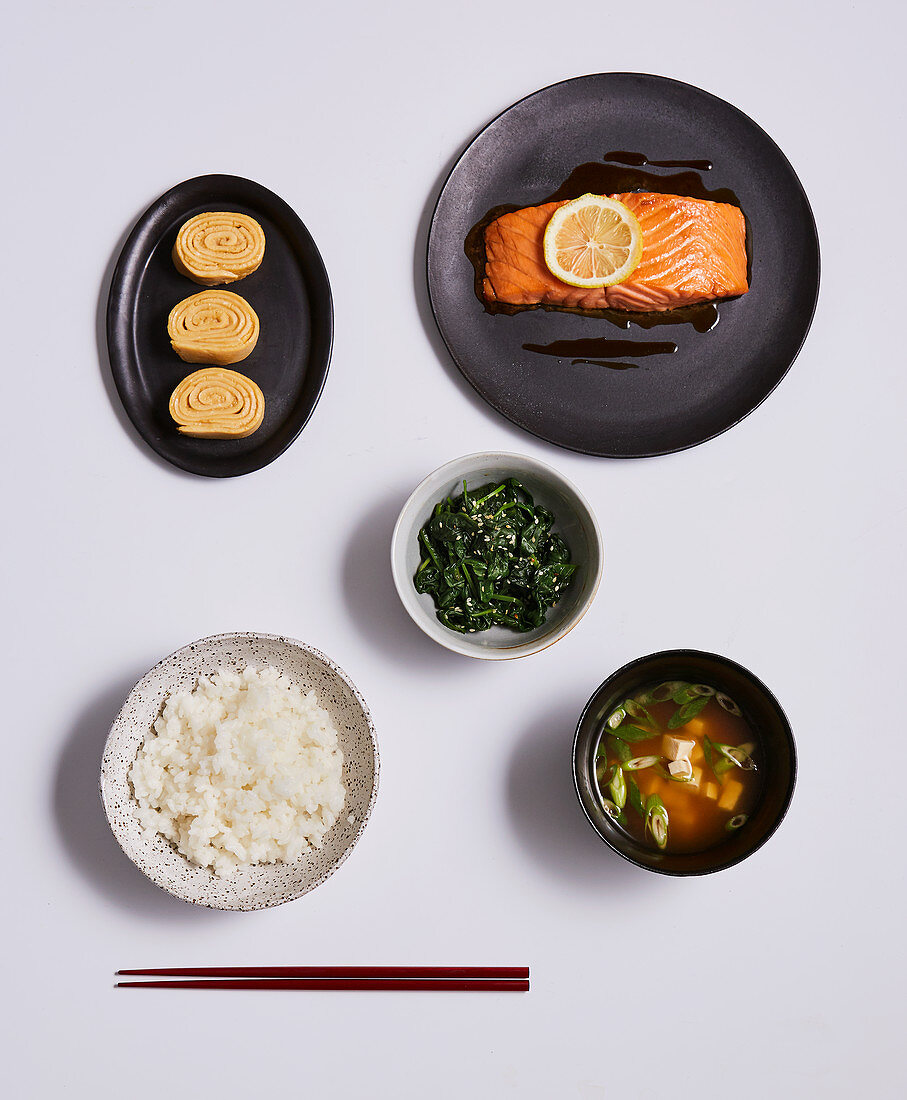 Japanisches Menü mit Dashibrühe, Lachs, Omelett, Spinat und Reis