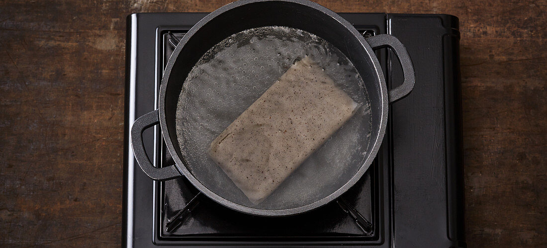 A block of konjac being cooked for 3 minutes