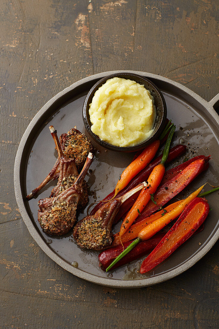 Lamb chops with a herb crust, mashed potatoes and carrots