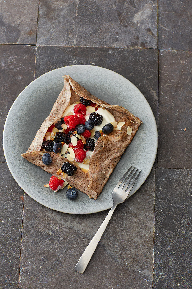 Buchweizen-Crepes mit Beerenjoghurt