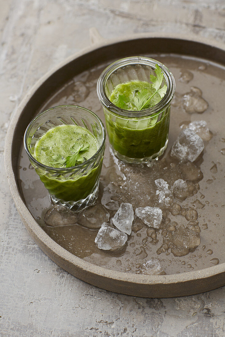 Eiskalter Weizengrasdrink