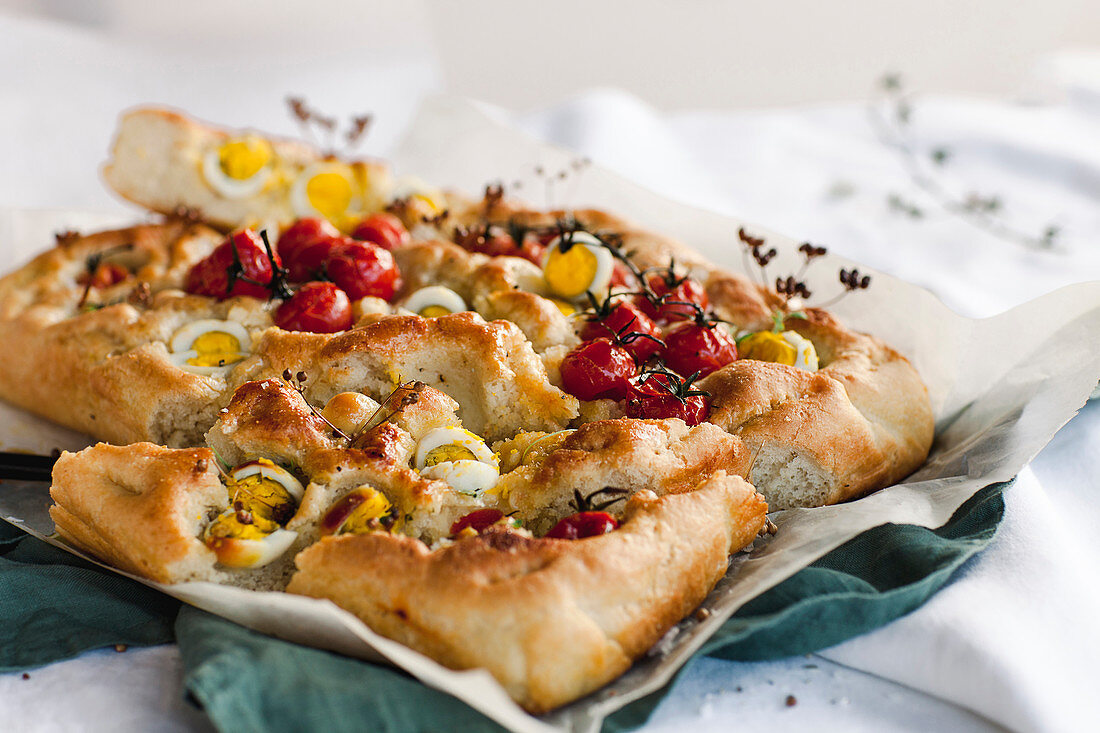 Focaccia mit Tomaten und Wachteleiern