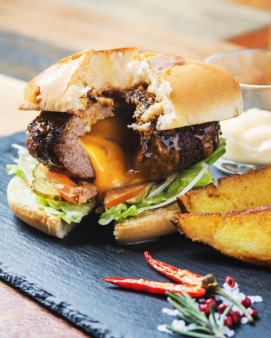 Hamburger mit geschmolzenem Käse (Nahaufnahme)