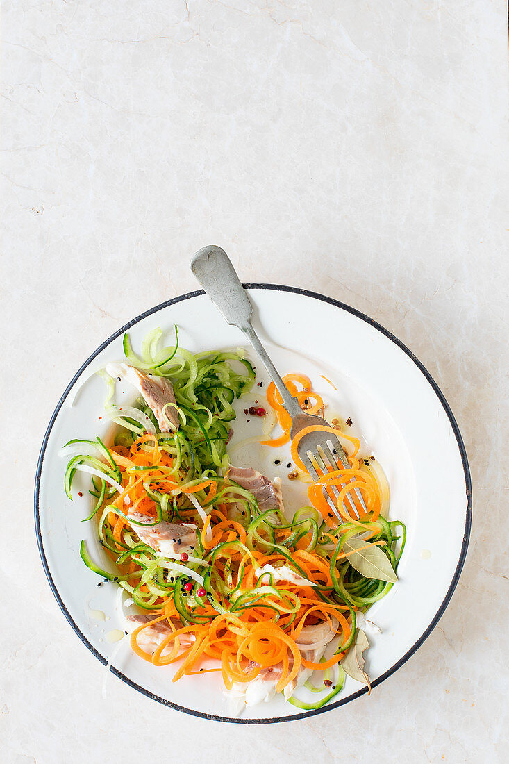 Frischer Karotten-Gurken-Salat mit Zwiebeln und Fisch