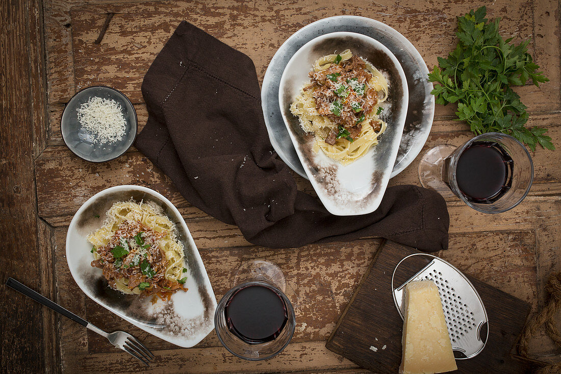 Tagliatelle mit Sauce Bolognese und Parmesan