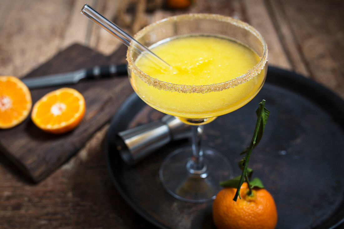 Cocktail mit Tequila, Mandarinensaft und Zimtzuckerrand (Mexiko)
