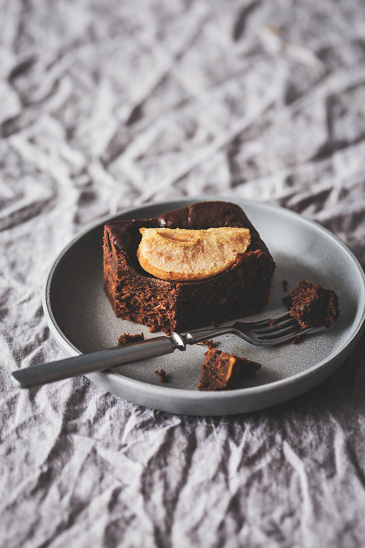 Stück Schokoladenbrownie mit Birne