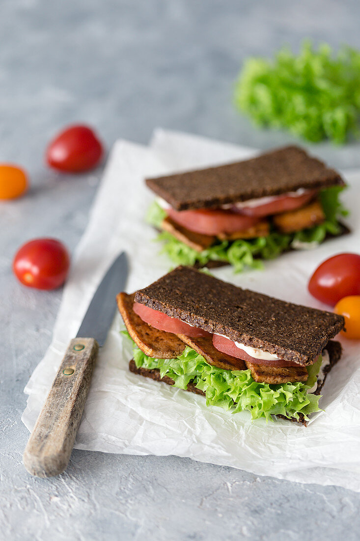 Vegane BLT-Sandwiches mit Tofu-Baconersatz
