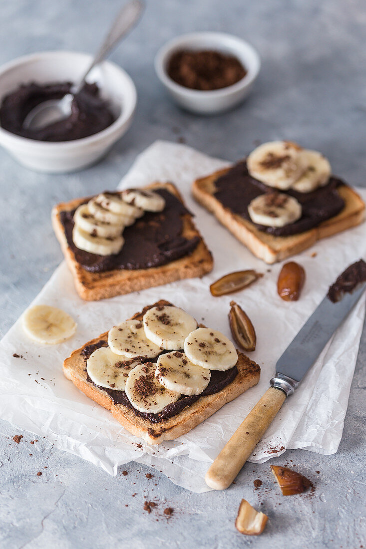 Toast mit veganem Schokoladenaufstrich und Bananenscheiben