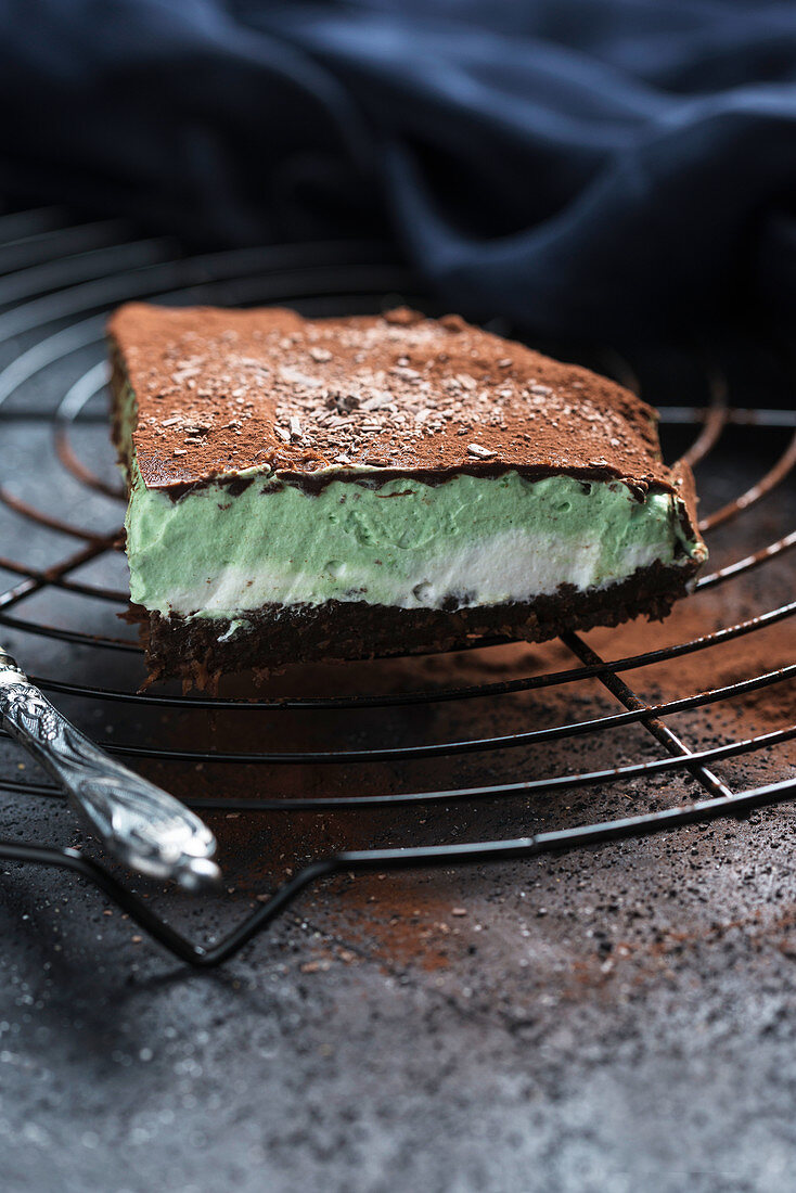 Veganer Schokoladen-Minzcreme-Kuchen, mit Schokoglasur und Kakaopulver