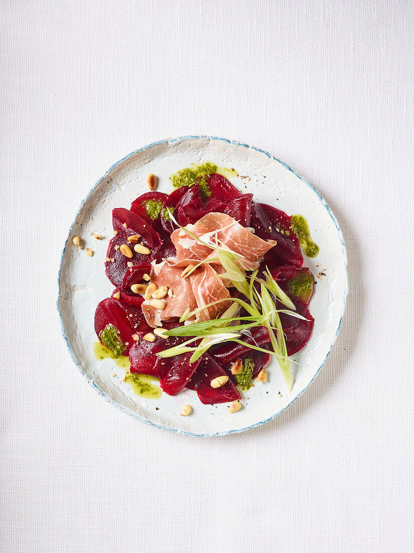 Rote-Bete-Carpaccio mit Parmaschinken und Basilikumöl