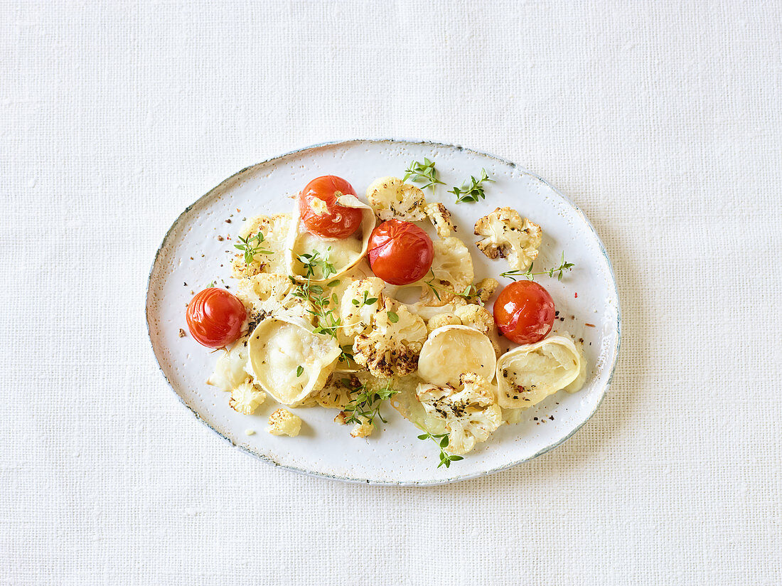 Roasted cauliflower with tomatoes and goat's cheese