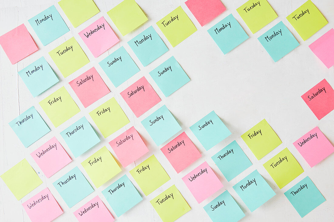 Days of the week written on sticky notes for food plans