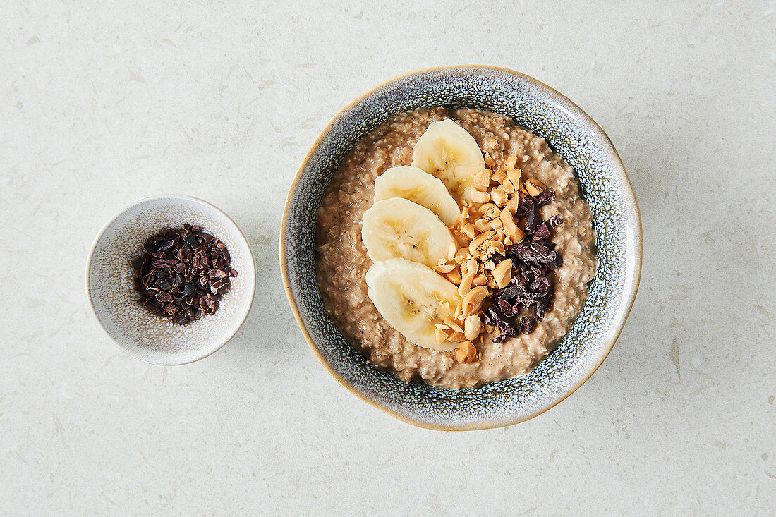 Erdnuss-Overnight-Oats mit Kakaonibs und Banane