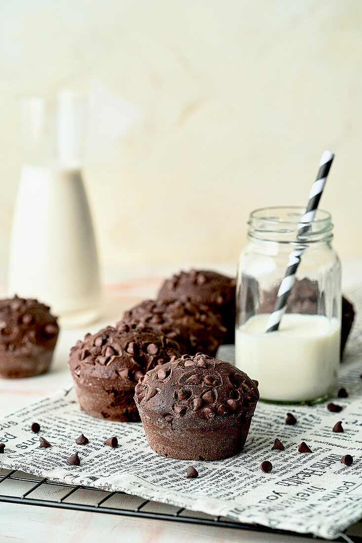 Schokoladenmuffins serviert mit Milch