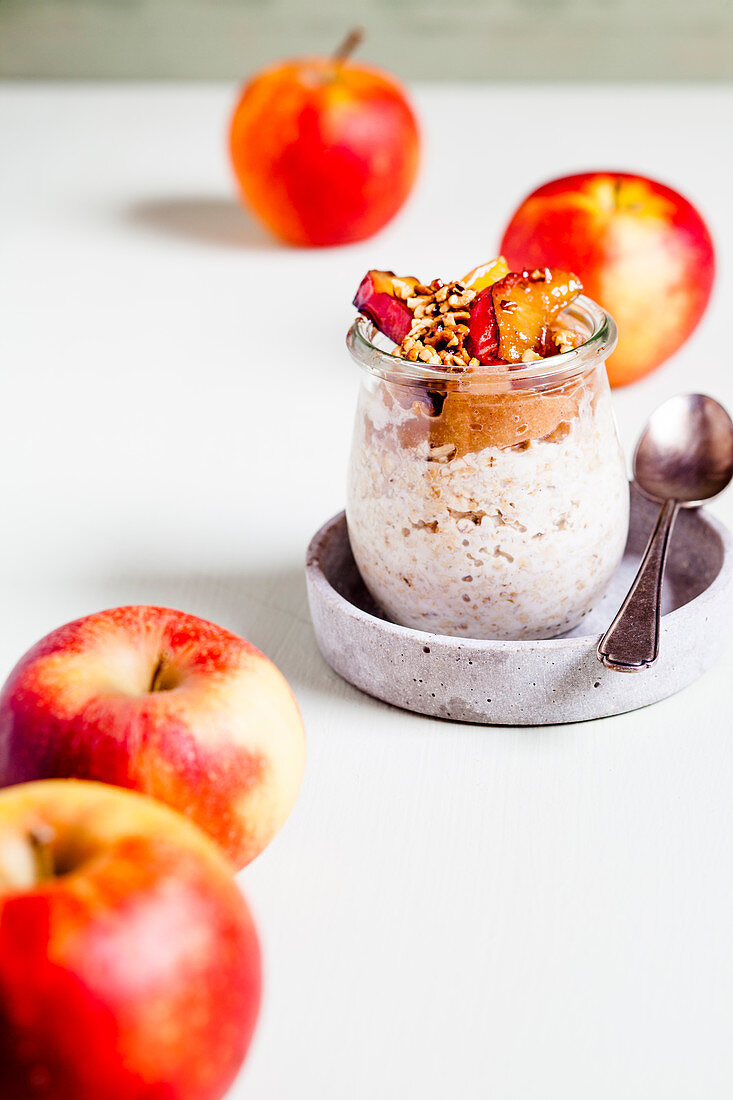 Bratapfel Overnight Oats mit Nusskrokant