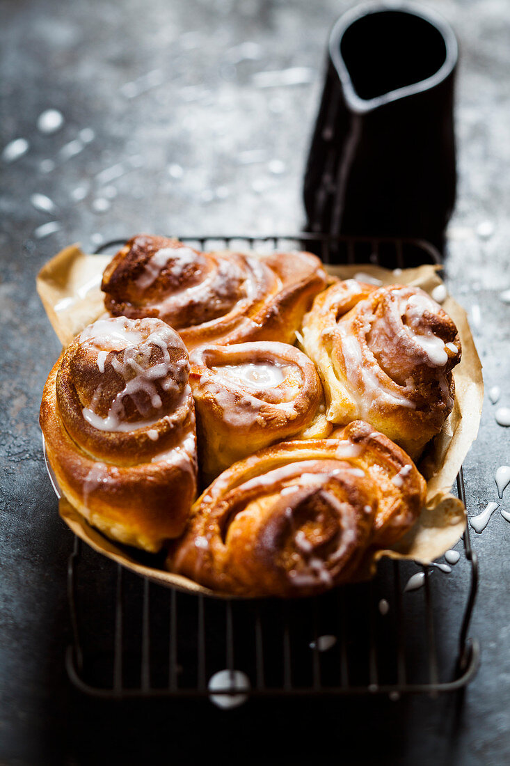 Glasierte Zimtschnecken auf Abkühlgitter