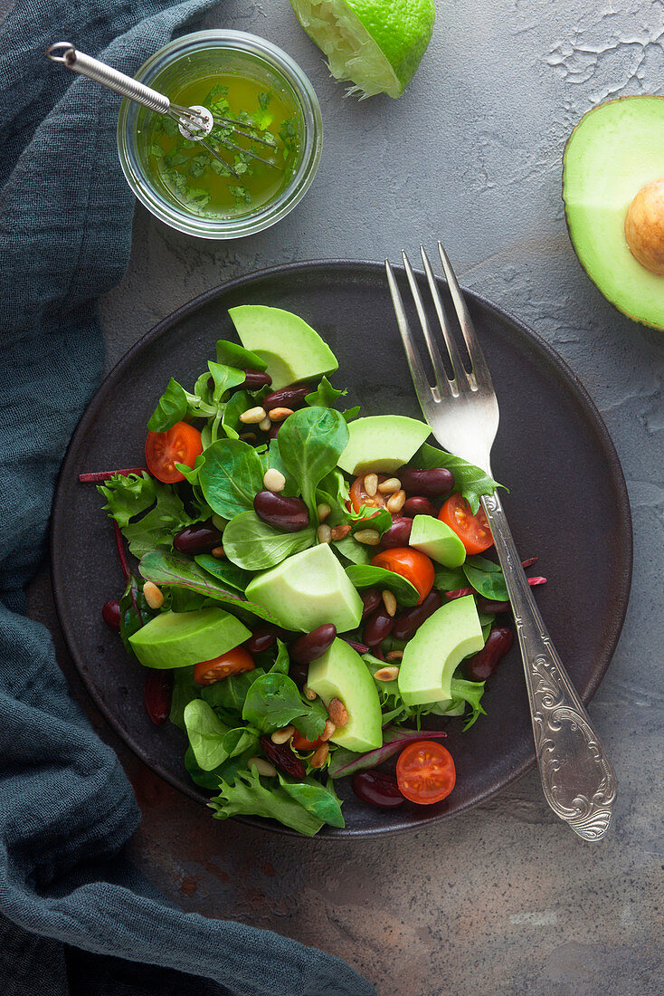 Mixed leaf salad with avocado and kidney beans