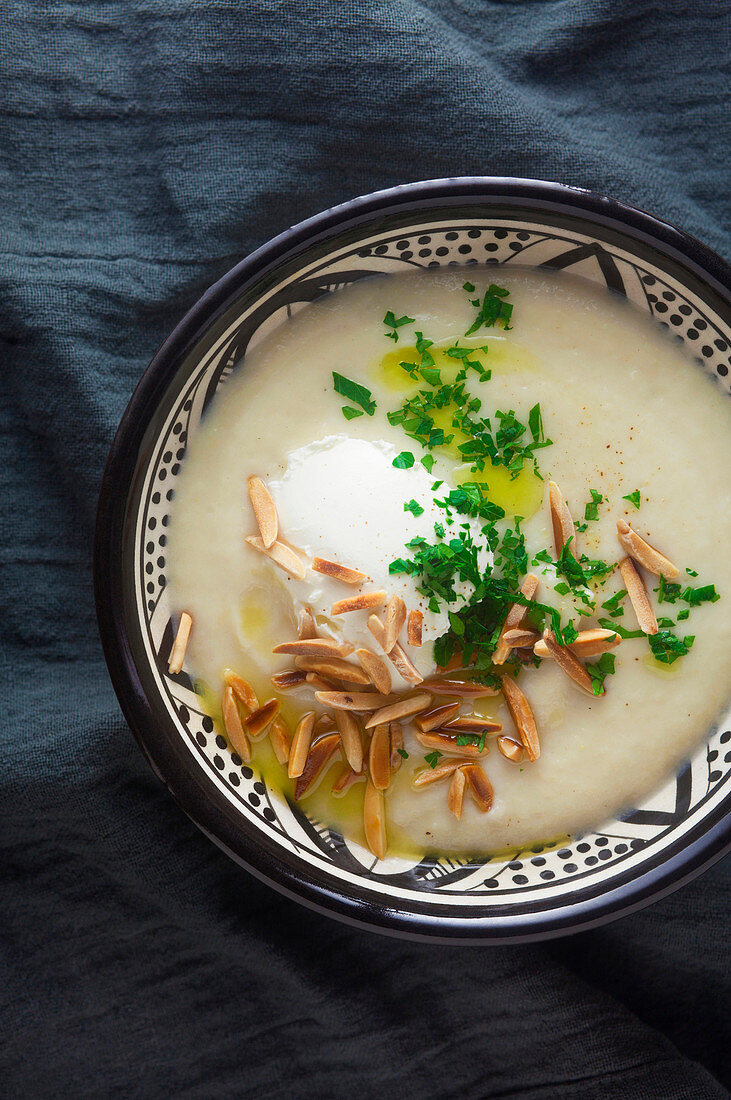 Selleriecremesuppe mit gerösteten Mandeln