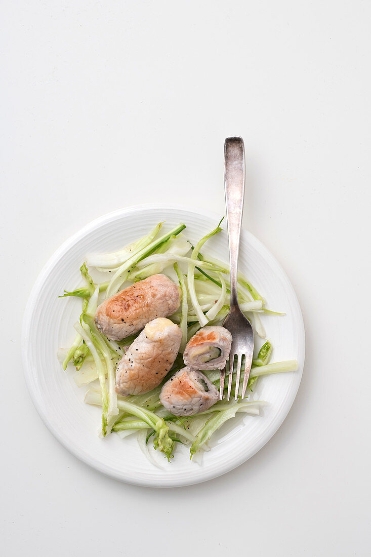 Schweinerouladen mit Speck, Salbei und Pecorino auf Salat