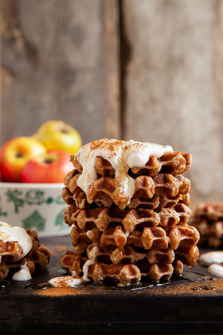 Apfelwaffeln mit Joghurt und Zimt