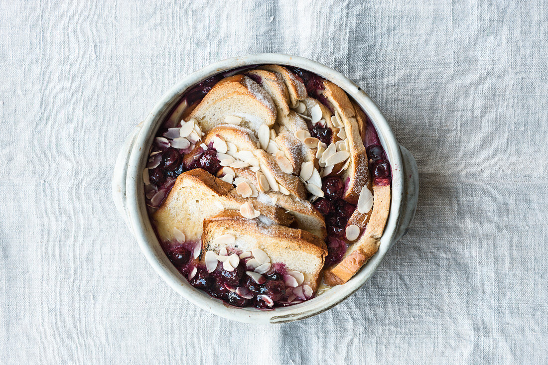 French-Toast-Auflauf mit Kirschen