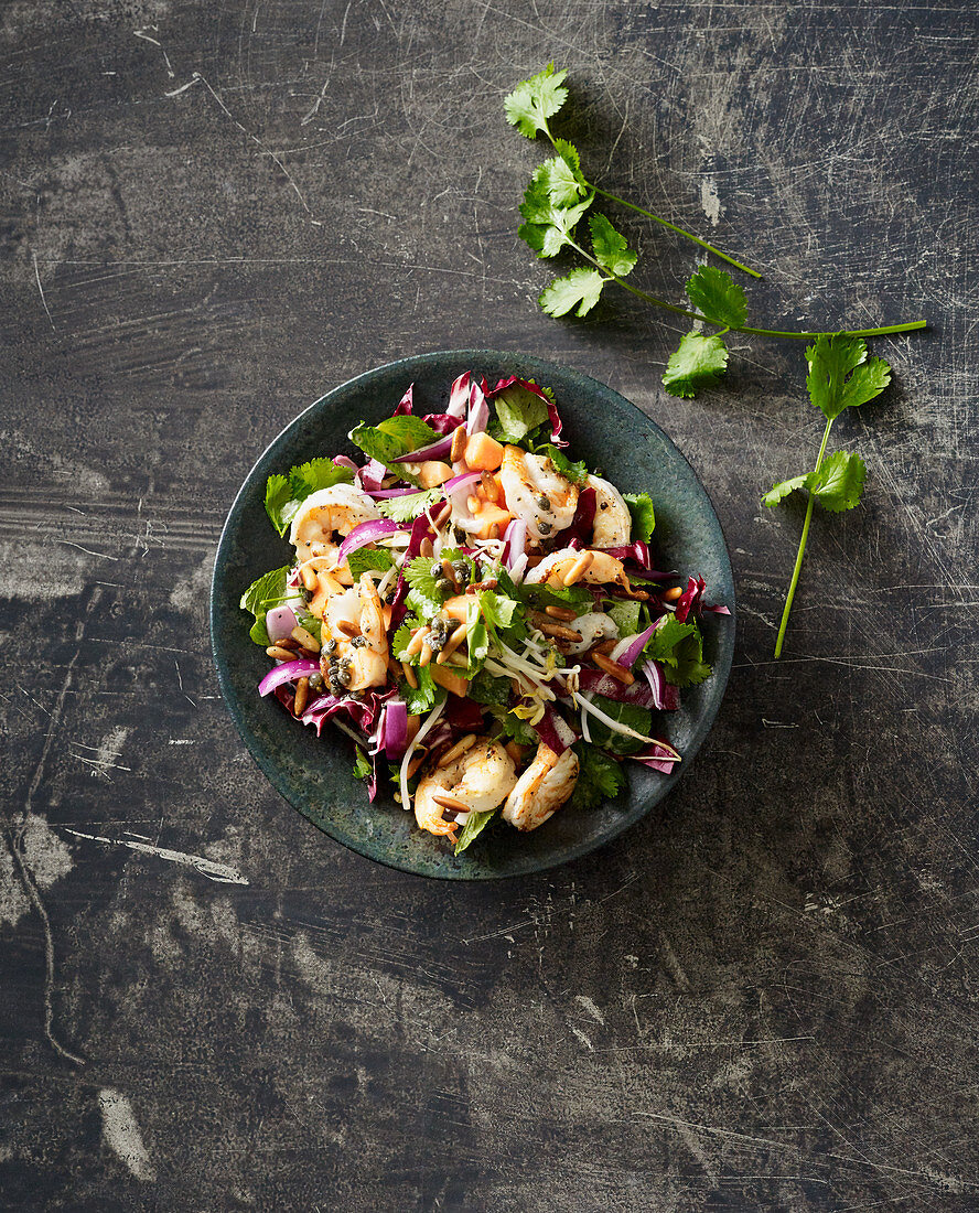 Asiatischer Radicchio-Kräuter-Salat mit Garnelen