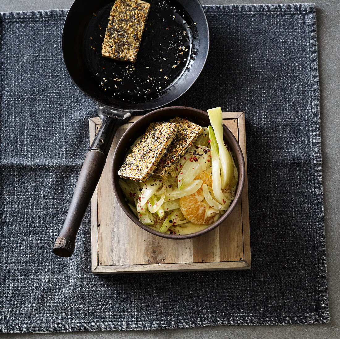 Tofu mit Mohnkruste auf Fenchel-Clementinen-Gemüse in Sahnesauce