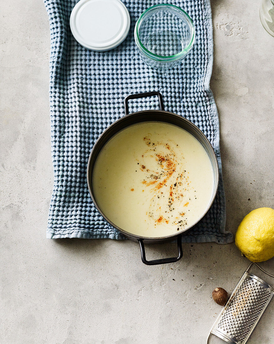 Helle Sauce mit Zucchini