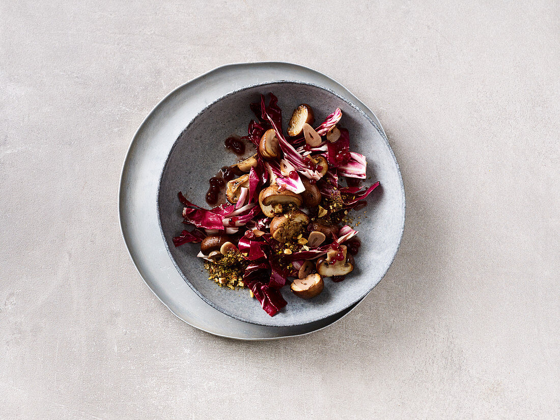 Radicchio salad with fried mushrooms and a nut topping