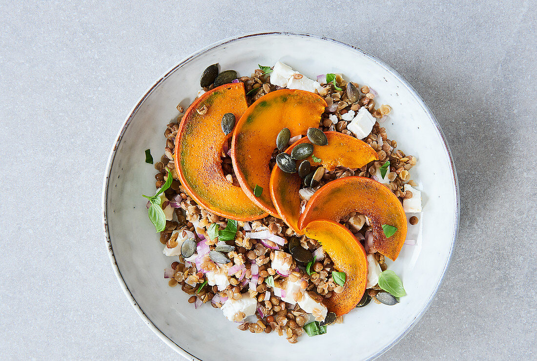 Lentil salad with pumpkin and goat's cheese