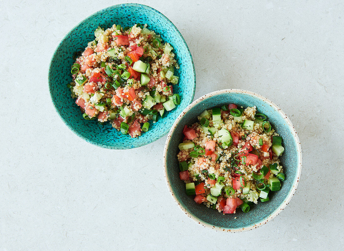 Quinoa-Tabouleh mit Gurken und Tomaten