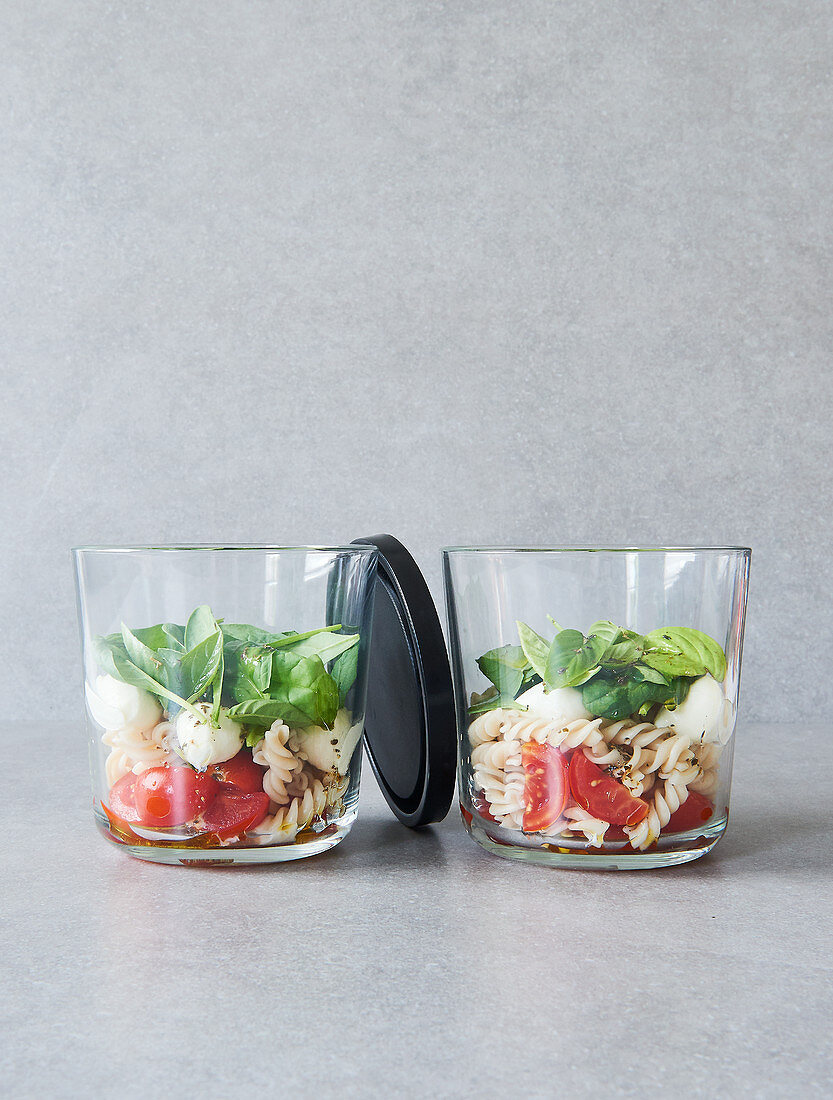 Caprese-Salat im Glas