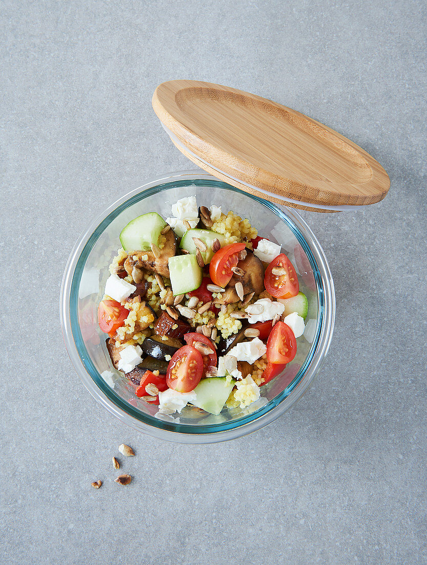 Hirsesalat mit Gemüse, Datteln und Feta