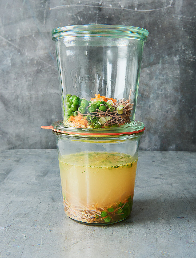 Instant-Nudelsuppe im Glas 'To Go'