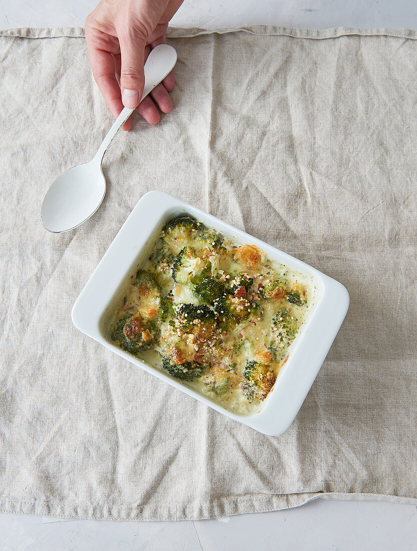 Brokkoli-Quinoa-Auflauf mit Mandeln und Mozzarella