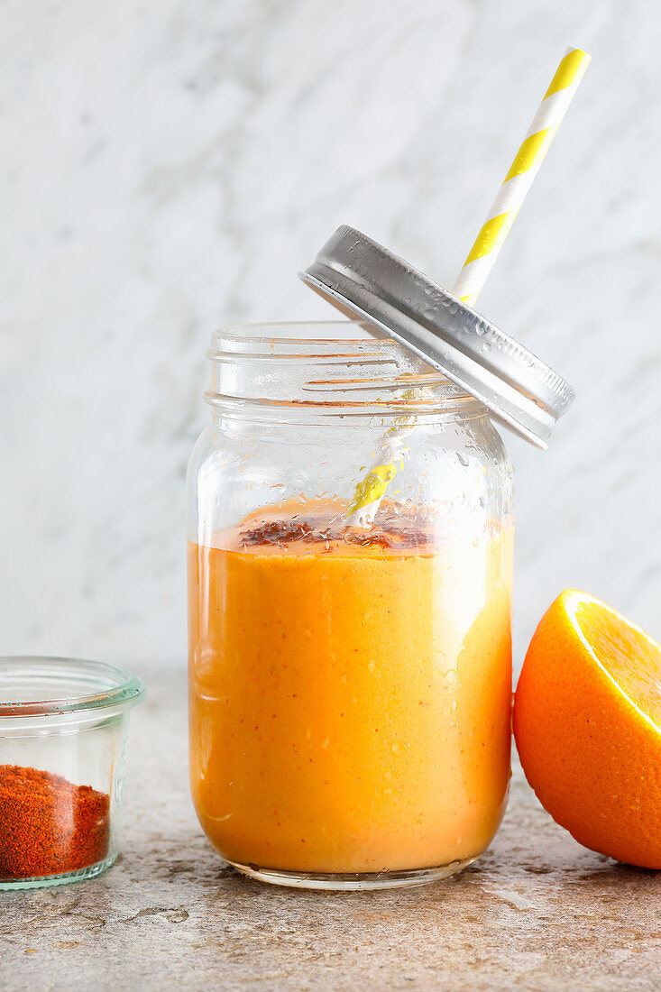 'Orange Fever' - Orangen-Möhren-Drink mit Frischkäse und Mandeln