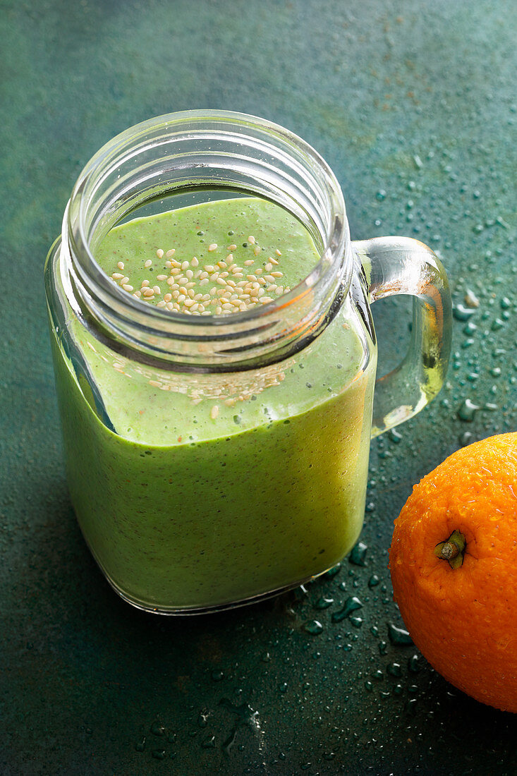 'Green Orange' with spinach, chia seeds and almonds