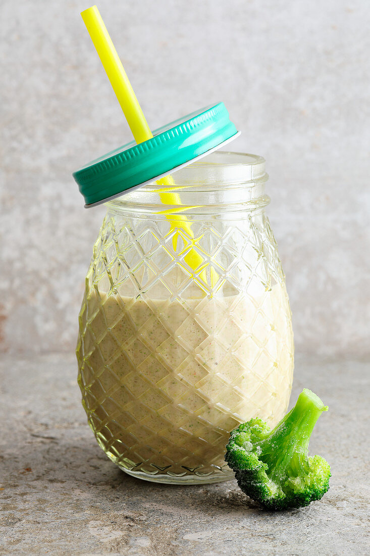 Brokkoli-Ananas-Drink mit Erdbeeren