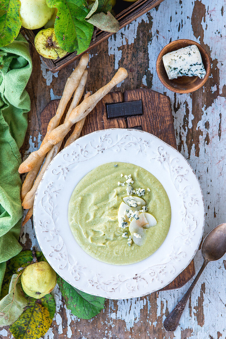 Apfelsuppe mit Blauschimmelkäse und Grissini