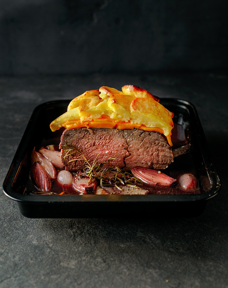 Roastbeef mit Kürbis-Kartoffelhaube und Schalottensauce