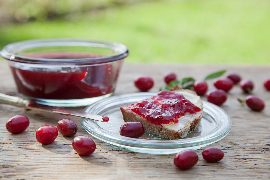 Selbstgemachte Kornelkirschenmarmelade