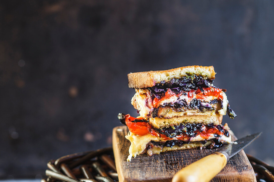 Sandwich mit gegrilltem Gemüse (Paprika, Rotkohl, Tomaten) und Käse