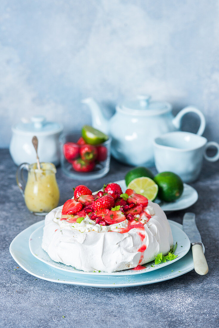 Pavlova with strawberries and lime